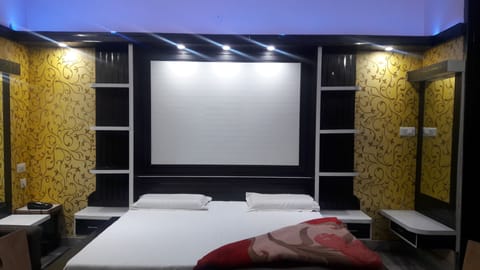 Exclusive Double Room, 1 Queen Bed, Accessible, Smoking | In-room safe, rollaway beds, free WiFi
