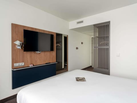 Standard Room, 1 Double Bed | Soundproofing, free WiFi, bed sheets, alarm clocks