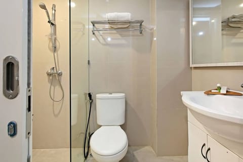 Standard Room | Bathroom | Shower, free toiletries, towels