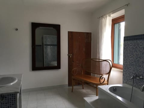 Shower, free toiletries, hair dryer, bidet