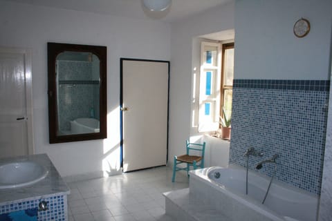 Family Room | Bathroom | Shower, free toiletries, hair dryer, bidet