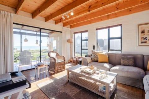 Comfort House, Multiple Bedrooms, Ocean View, Beachfront | Living area