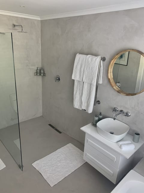 Deluxe Suite | Bathroom | Shower, free toiletries, hair dryer, towels