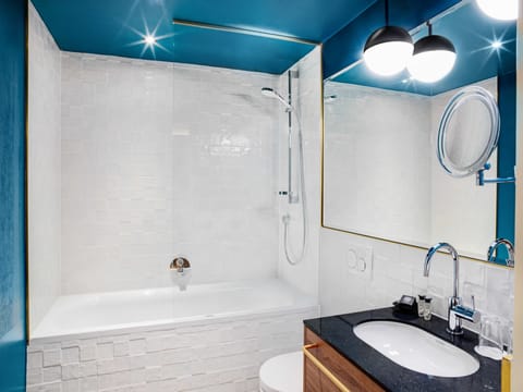 Quadruple Room | Bathroom | Shower, rainfall showerhead, free toiletries, hair dryer