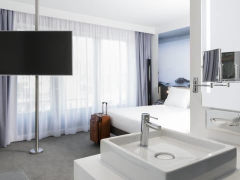 Superior Room, 2 Twin Beds | Minibar, in-room safe, blackout drapes, soundproofing