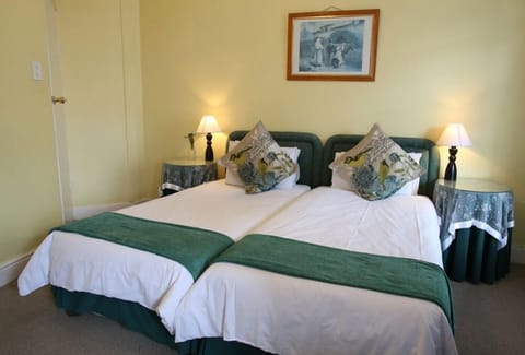 Twin Room | Minibar, in-room safe, desk, iron/ironing board