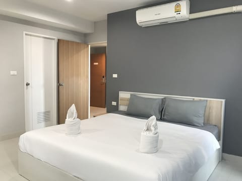 River View Suite | Desk, blackout drapes, WiFi (free), bed sheets