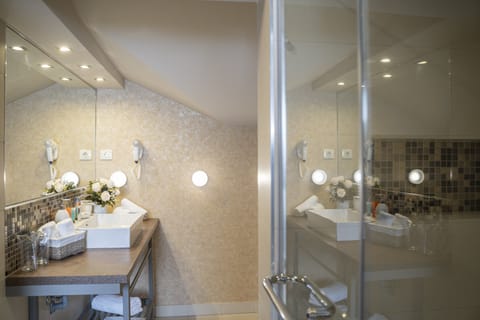 Superior Suite | Bathroom | Shower, free toiletries, hair dryer, towels