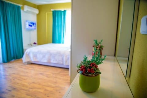 Senior Suite | Minibar, in-room safe, desk, soundproofing