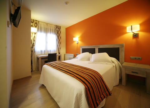 Deluxe Double Room | Desk, blackout drapes, free cribs/infant beds, rollaway beds