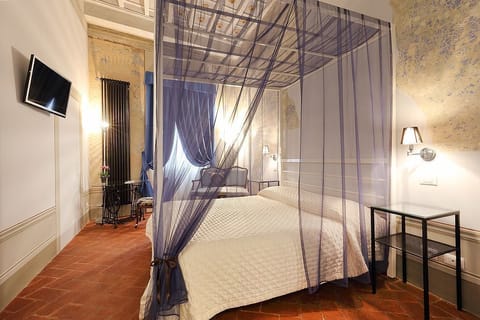 Triple Room, Stair Access Only | Desk, soundproofing, free WiFi
