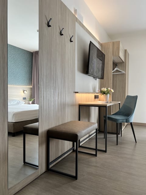 Premium bedding, down comforters, minibar, in-room safe