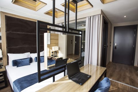 Junior Suite | Living area | Flat-screen TV