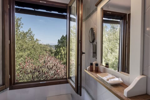 Classic Suite, 1 King Bed, Park View | Bathroom | Shower, free toiletries, hair dryer, bidet
