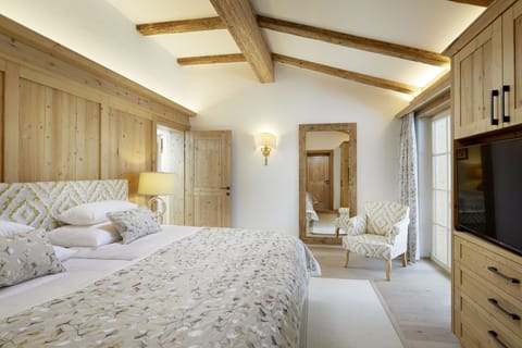 2 bedrooms, premium bedding, minibar, in-room safe