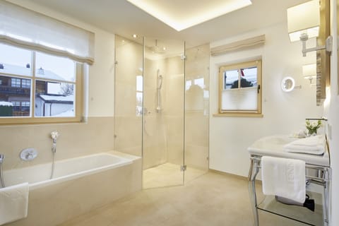 Separate tub and shower, deep soaking tub, free toiletries, hair dryer