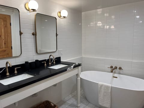 Deluxe Room, 1 King Bed, Ensuite (Queen Deluxe) | Bathroom | Shower, hair dryer, bathrobes, towels