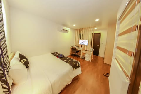 Connecting Room Premium | Minibar, in-room safe, desk, soundproofing