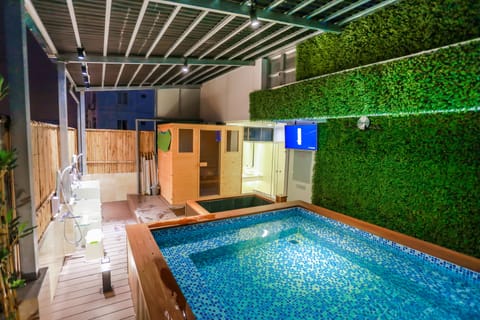 Indoor spa tub
