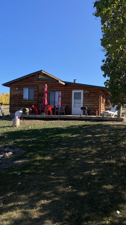 Front view of Bear Cave cabin