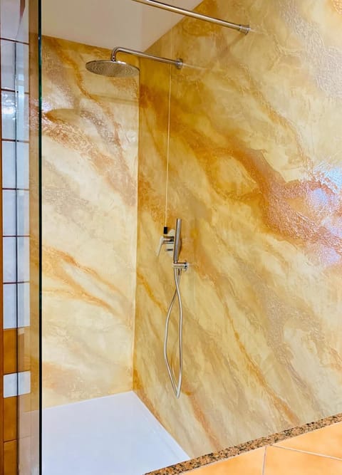 Combined shower/tub, deep soaking tub, rainfall showerhead