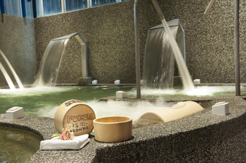 Separate tub and shower, deep soaking tub, free toiletries, hair dryer