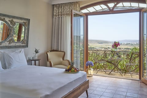 Junior Suite | Premium bedding, minibar, in-room safe, individually decorated