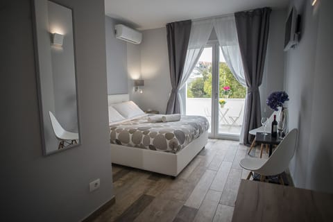 Double Room, Terrace | Minibar, desk, blackout drapes, soundproofing