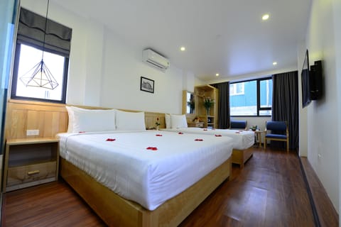 Family Suite, City View | Minibar, in-room safe, desk, soundproofing