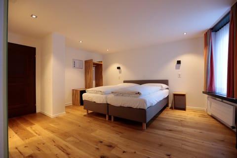 Classic Double Room | Desk, blackout drapes, soundproofing, cribs/infant beds