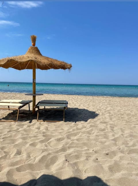 Beach nearby, white sand, beach towels