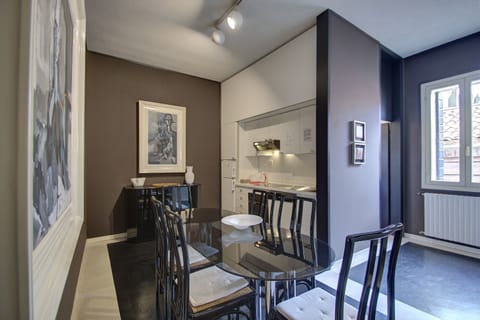 Classic Apartment, 2 Bedrooms | Private kitchenette | Fridge, microwave, cookware/dishes/utensils