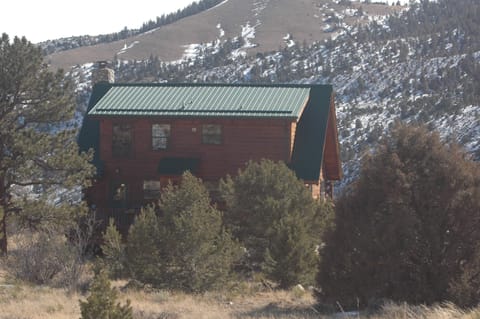 Back view of Mountain Manor looking south in winter - 360º views!