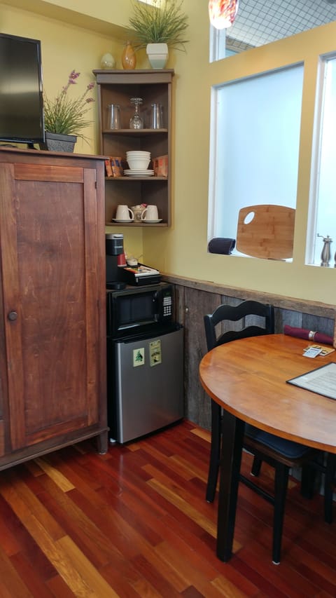 Dishes, snacks and coffee provided.