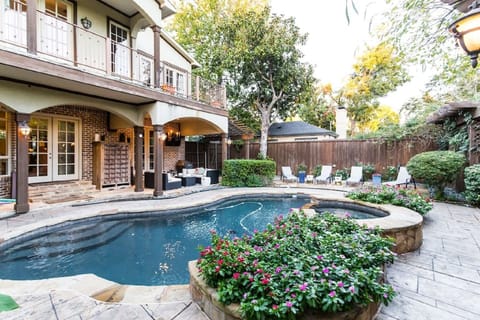 The backyard is an oasis. Great for groups, families and entertaining!
