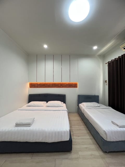 Triple Room with Balcony | Desk, iron/ironing board (on request), WiFi (free), bed sheets