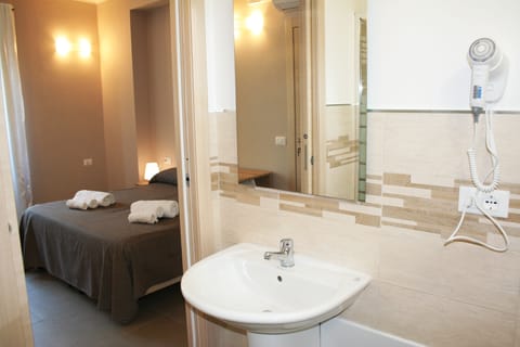 Deluxe Double Room | Bathroom | Shower, free toiletries, hair dryer, bidet