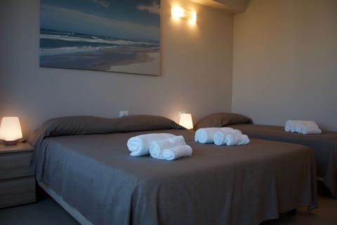 Comfort Triple Room | Desk, soundproofing, free WiFi, bed sheets