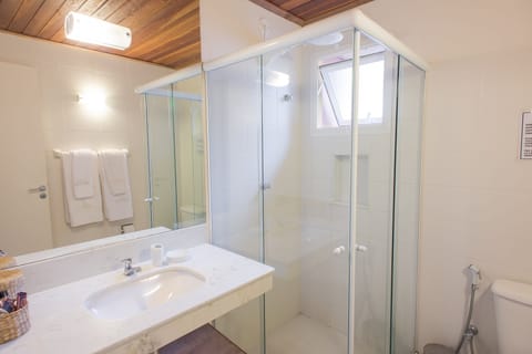 Family Room | Bathroom | Shower, free toiletries, hair dryer, towels