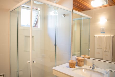 Family Room | Bathroom | Shower, free toiletries, hair dryer, towels