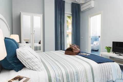 Deluxe Triple Room | Desk, blackout drapes, iron/ironing board, free WiFi