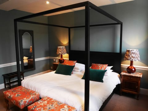 Double Room, 1 King Bed | Iron/ironing board, free WiFi, bed sheets
