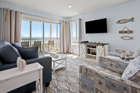 Condo, 2 Bedrooms | Living area