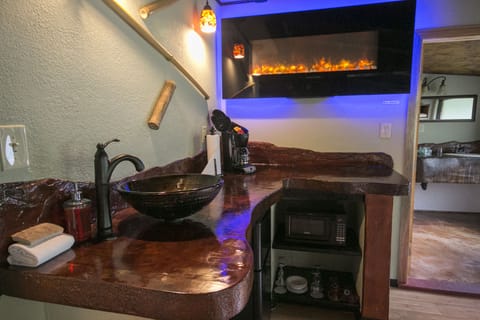 Standard Room, 1 Queen Bed (Chalet Kilauea Hotel) | Room amenity