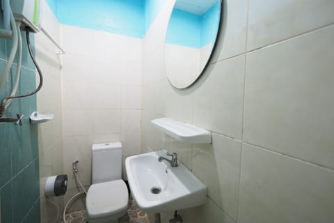 Standard Fan Room | Bathroom | Shower, free toiletries, bidet, towels
