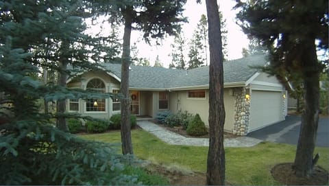 Front of house, located on a dead end col-du-sac with bike path behind the house