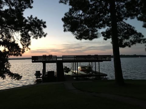 Incredible cabin on Cedar Creek Lake 
Wide open water
Huge Upper Deck 