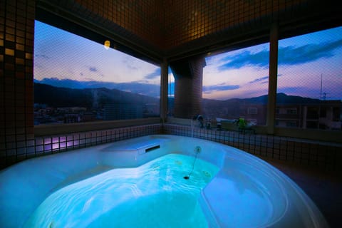 Premium Suite with Private Indoor Bath, Nonsmoking | Jetted tub