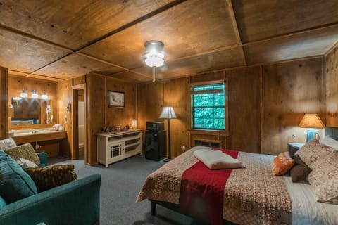 Signature Suite, Hill View | Tempur-Pedic beds, individually decorated, individually furnished