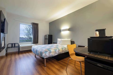 Standard Room, 1 Queen Bed, Non Smoking | Minibar, free WiFi, bed sheets